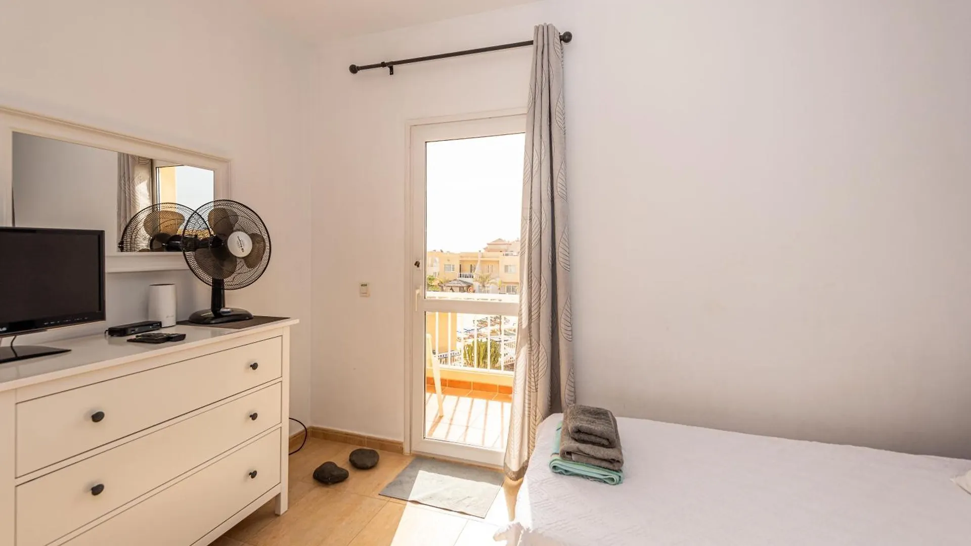Modern 3 Bedroom House With Large Pool And Fast Internet, 100Ft From The Sea - Sleeps 6 Caleta De Fuste Holiday home